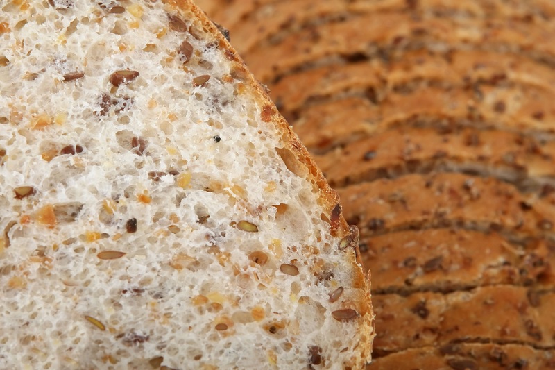 huevos revueltos sobre pan de semillas y jugo de zanahoria y naranja